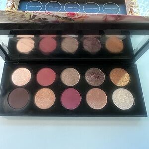 Eyeshadow Palette with Rich Earthy Tones